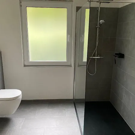 Ringtoys Mit Einem Gemeinschaftsbad One Bathroom To Share With Four Quarto em Acomodações Particulares Welcherath