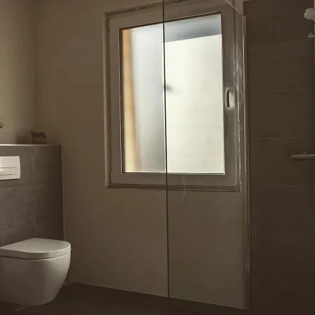 Ringtoys Mit Einem Gemeinschaftsbad One Bathroom To Share With Four * Welcherath